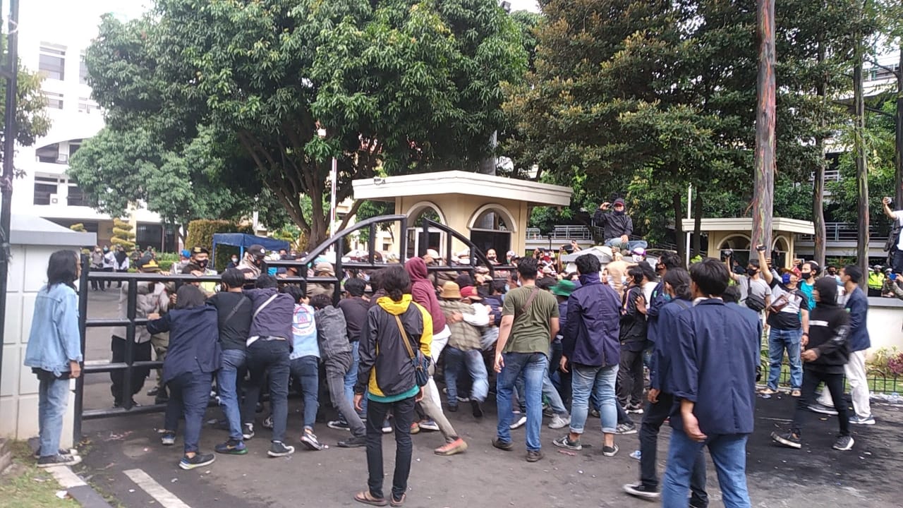 Puluhan mahasiswa dan buruh kembali berunjuk rasa di depan Pusat Pemerintahan Kota Tangerang, Senin (19/10/2020).