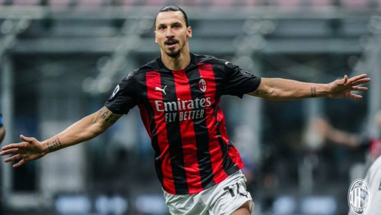 Zlatan Ibrahimovic merayakan gol kemenangan AC Milan atas Inter Milan Baca selengkapnya: https://www.indosport.com/sepakbola/20201019/ac-milan-menang-terus-tapi-beda-kasta-dengan-inter-dan-juventus © Twitter @acmilan