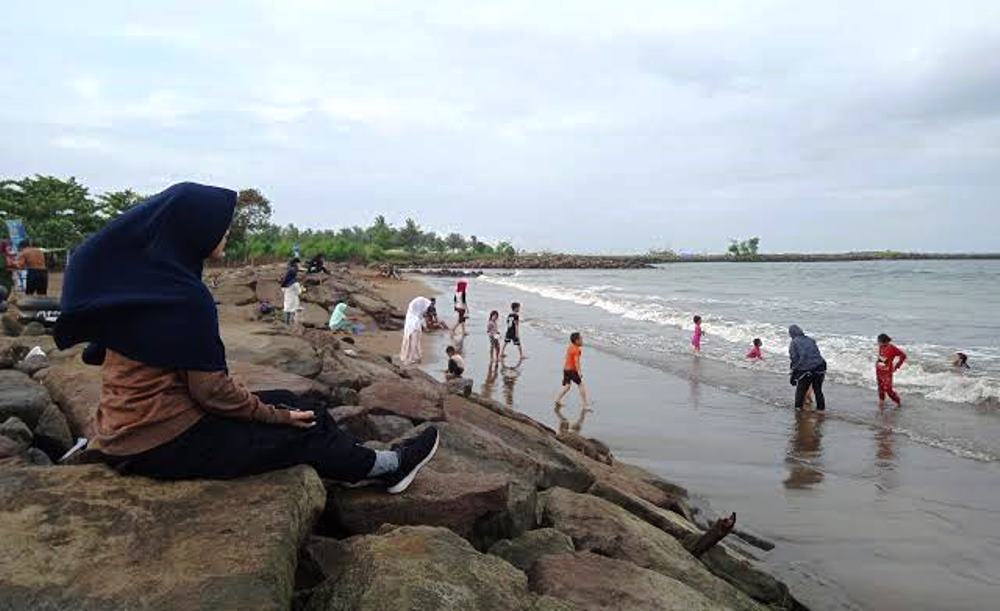 Warga bermain di Pantai Gehu Pandeglang, Banten.