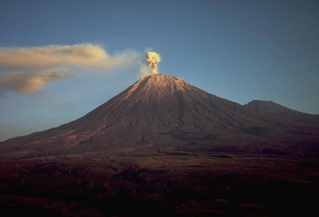  Gunung  Semeru  Keluarkan Letusan Lava Pijar Waspada Level 2