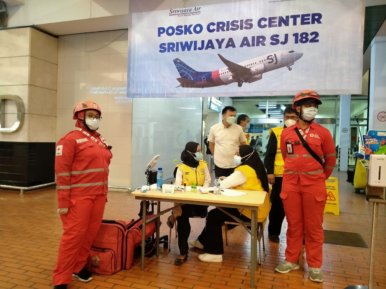 Demi menjaga protokol kesehatan, tim PMI KOTA TANGERANG membantu petugas bandara untuk pengecekan suhu kepada keluarga korban kecelakaan jatuhnya pesawat Sriwijaya Air SJ 182. (9/1/2021). Banten Aktual/PMI Kota Tangerang/Cecep