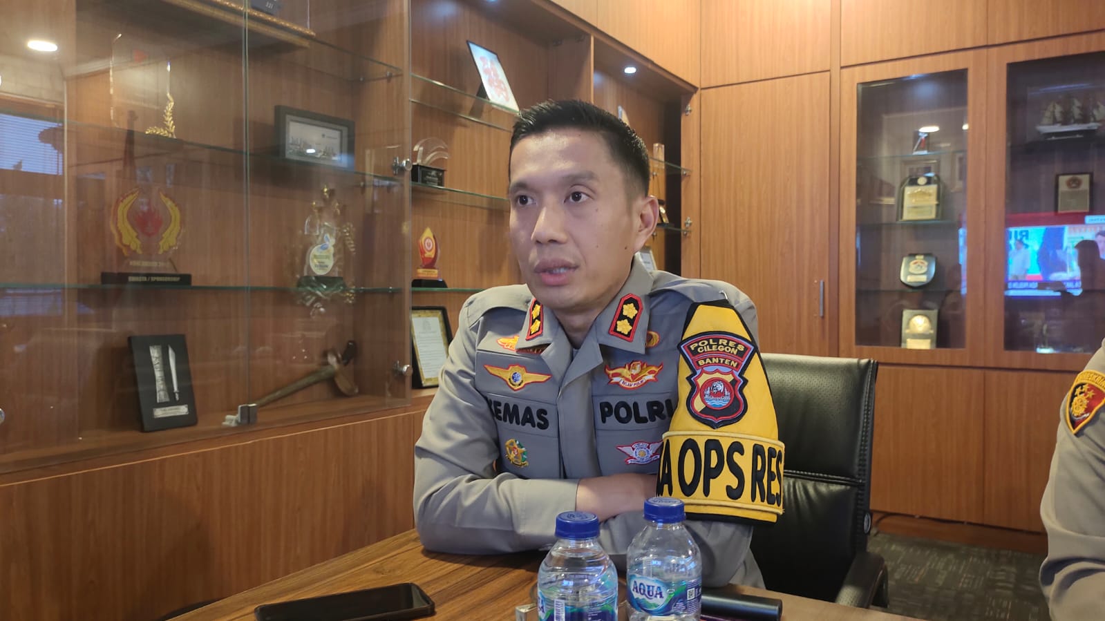 Kapolres Cilegon AKBP Kemas Indra Natanagara saat memberikan keterangan pers seputar pengalihan arus di Jalan Protokol Kota Cilegon