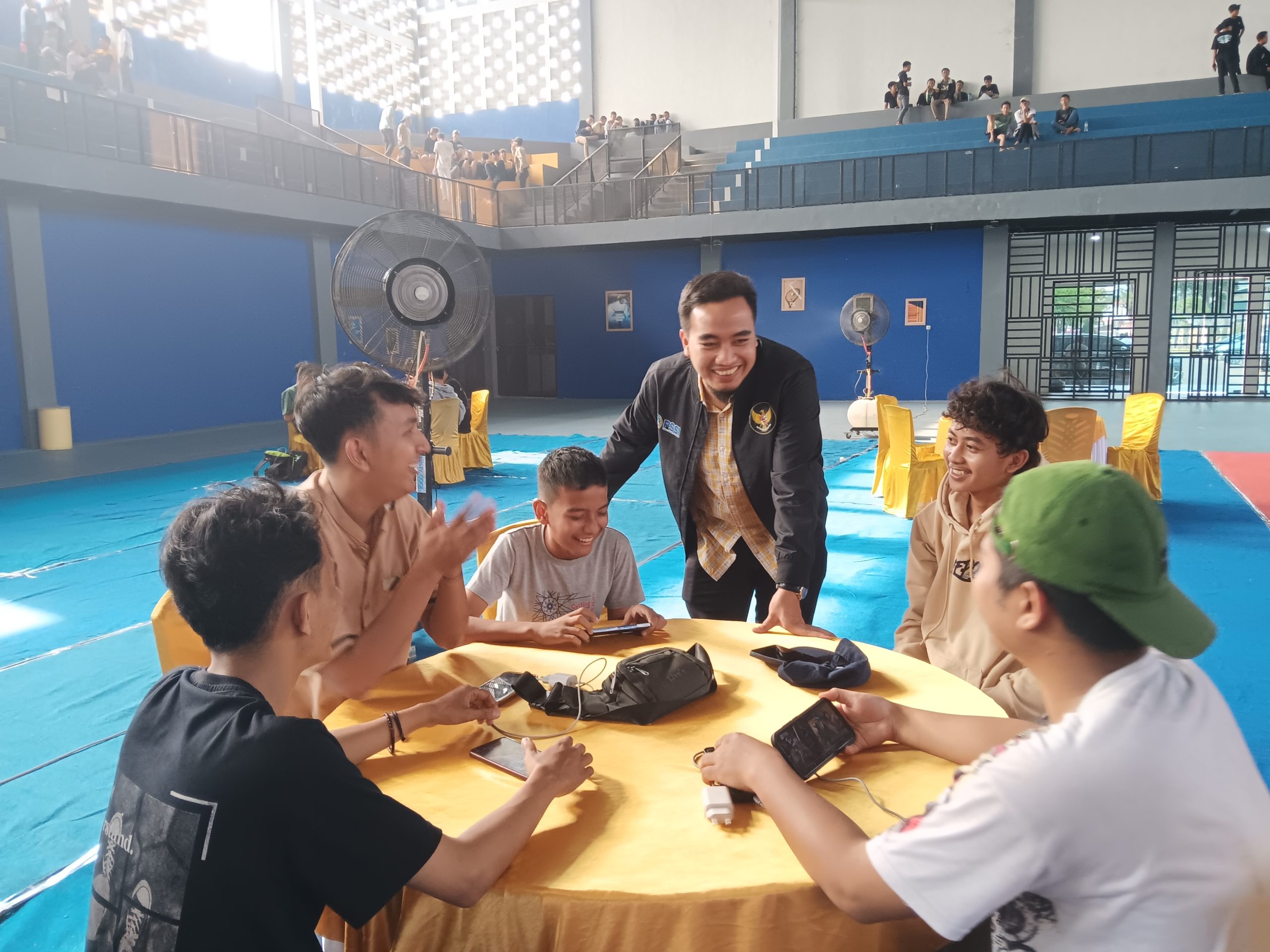 Calon Walikota Cilegon Robinsar saat menyapa salah satu tim Mobile Legend di ASA Sport Center, Kota Cilegon, Sabtu 14 September 2024.