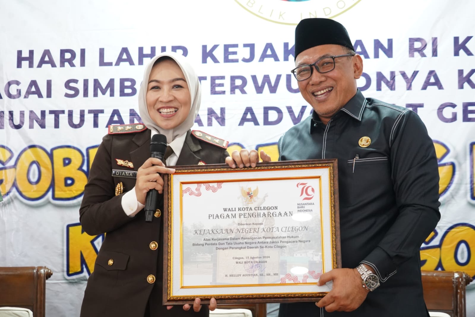 Walikota Cilegon Helldy Agustian saat memberikan hadiah kepada Kepala Kejari Kota Cilegon Diana Wahyu Widiyanti.