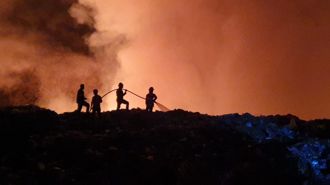 Sejumlah petugas pemadam kebakaran saat di lokasi kebakaran TPSA Bagendung, Kota Cilegon.