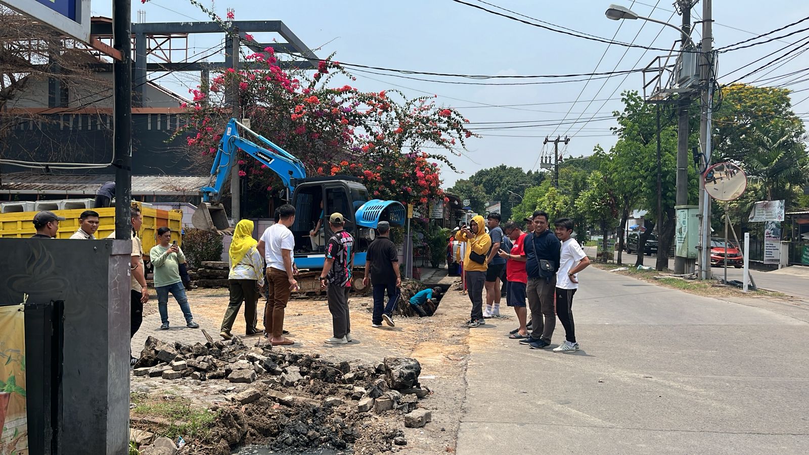 Suasana perbaikan saluran drainase yang dilakukan oleh Calon Walikota Cilegon Robinsar, Minggu 29 September 2024