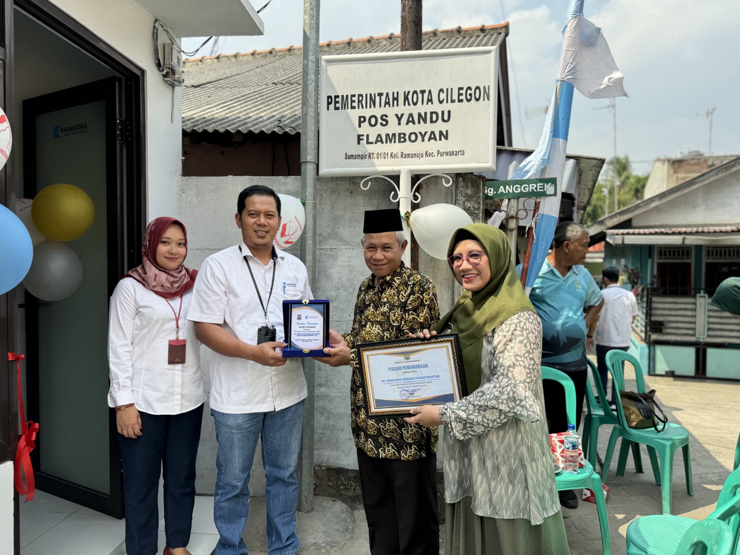 Gumilar Sugandi, VP Corporate Secretary PT KSI, serahkan bantuan renovasi Posyandu di Kelurahan Ramanuju, Kecamatan Purwakarta, Kota Cilegon pada Kamis (05/09/2024).