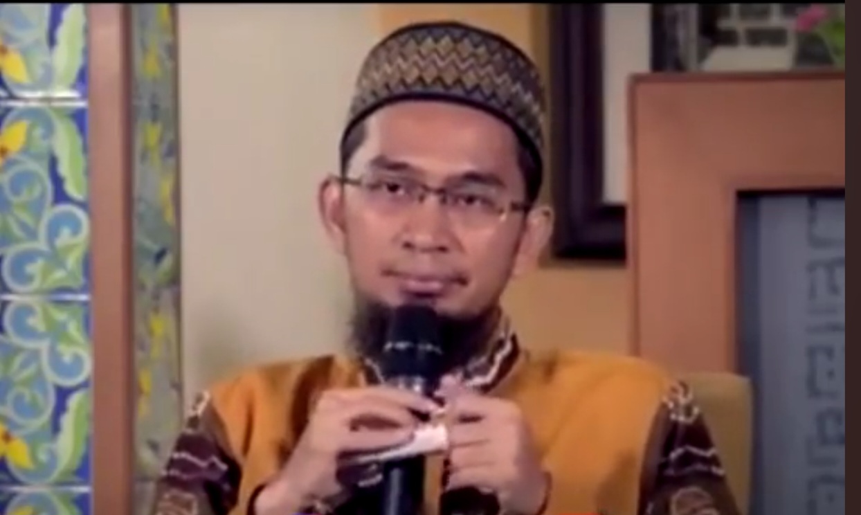 Ustadz Adi Hidayat saat menyampaikan dakwah terkait kunci sukses segala bidang.