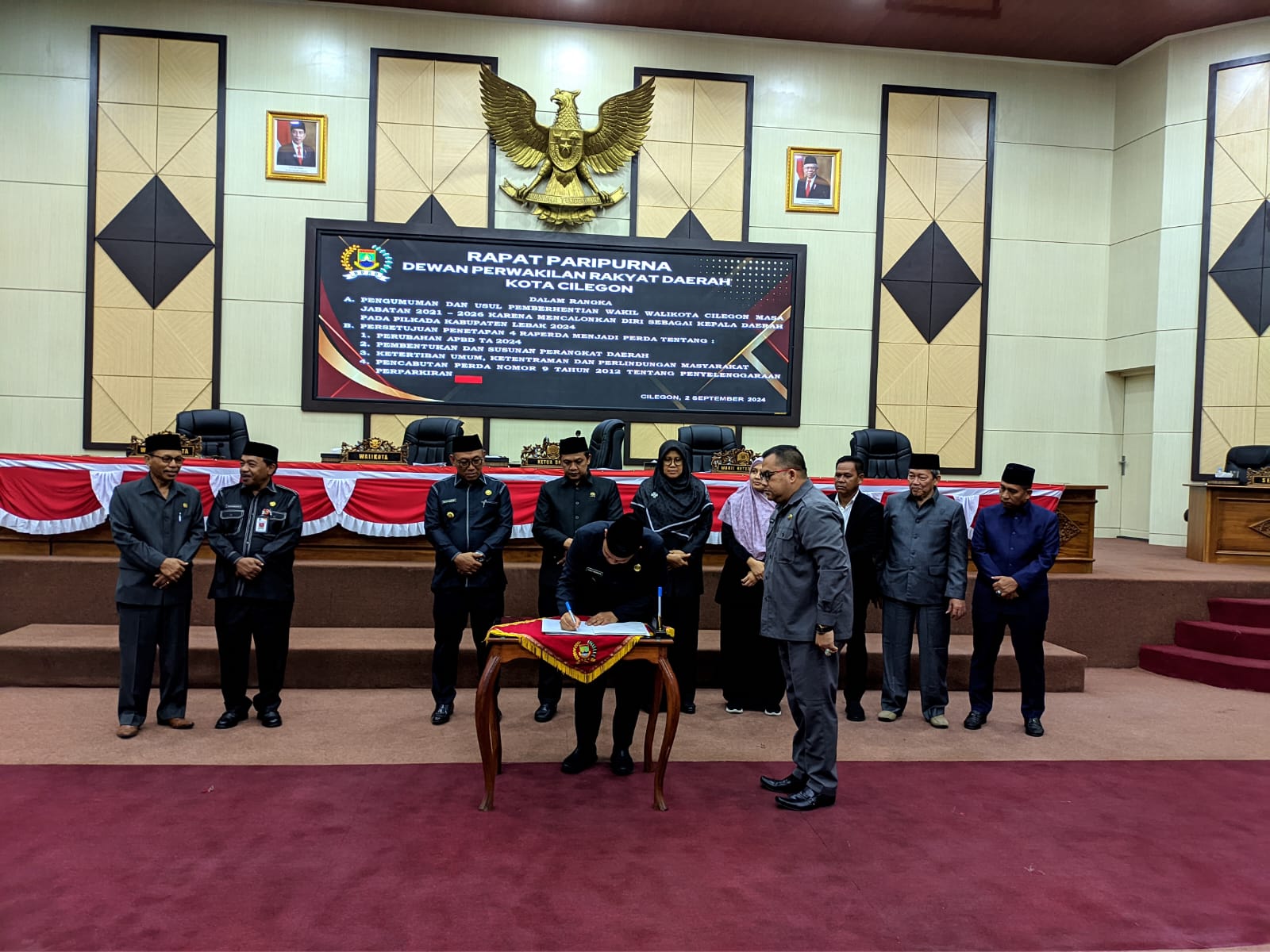 Suasana penandatanganan notulen paripurna 4 Raperda menjadi Perda di Ruang Rapat Paripurna DPRD Kota Cilegon, Senin 2 September 2024.