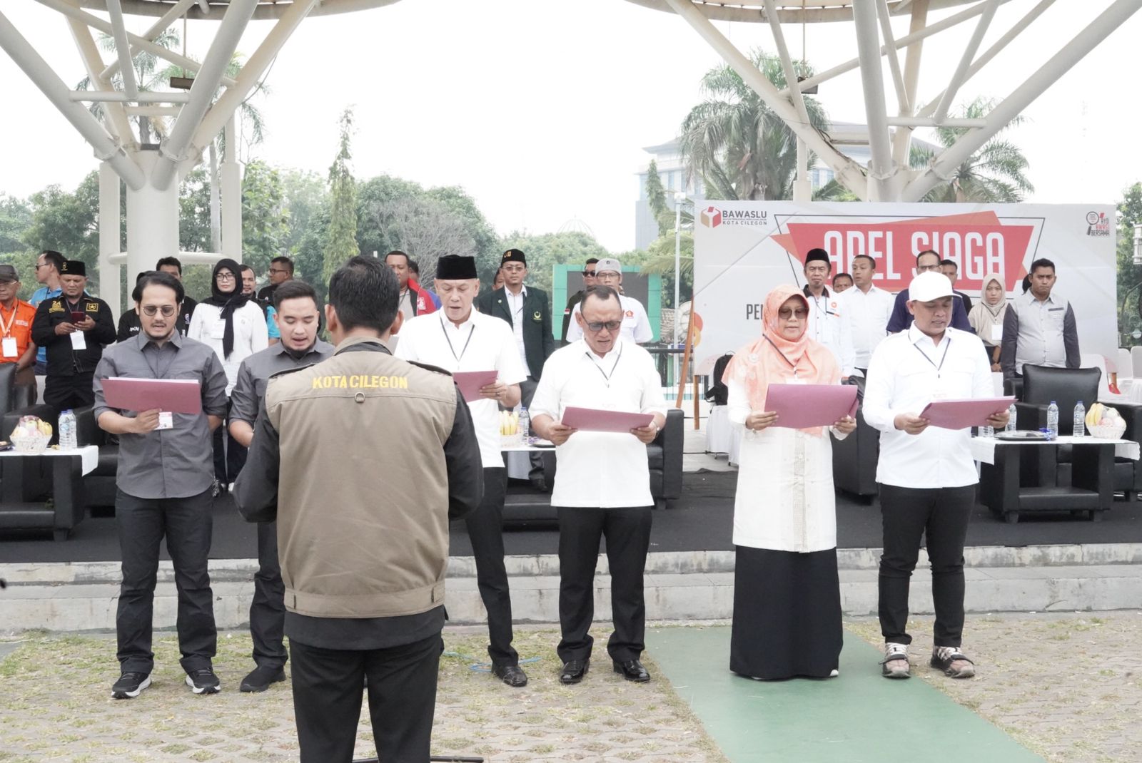 Suasana pembacaan Deklarasi Pilkada Damai oleh tiga pasangan calon Walikota dan Wakil Walikota Cilegon di Alun-Alun Kota Cilegon.