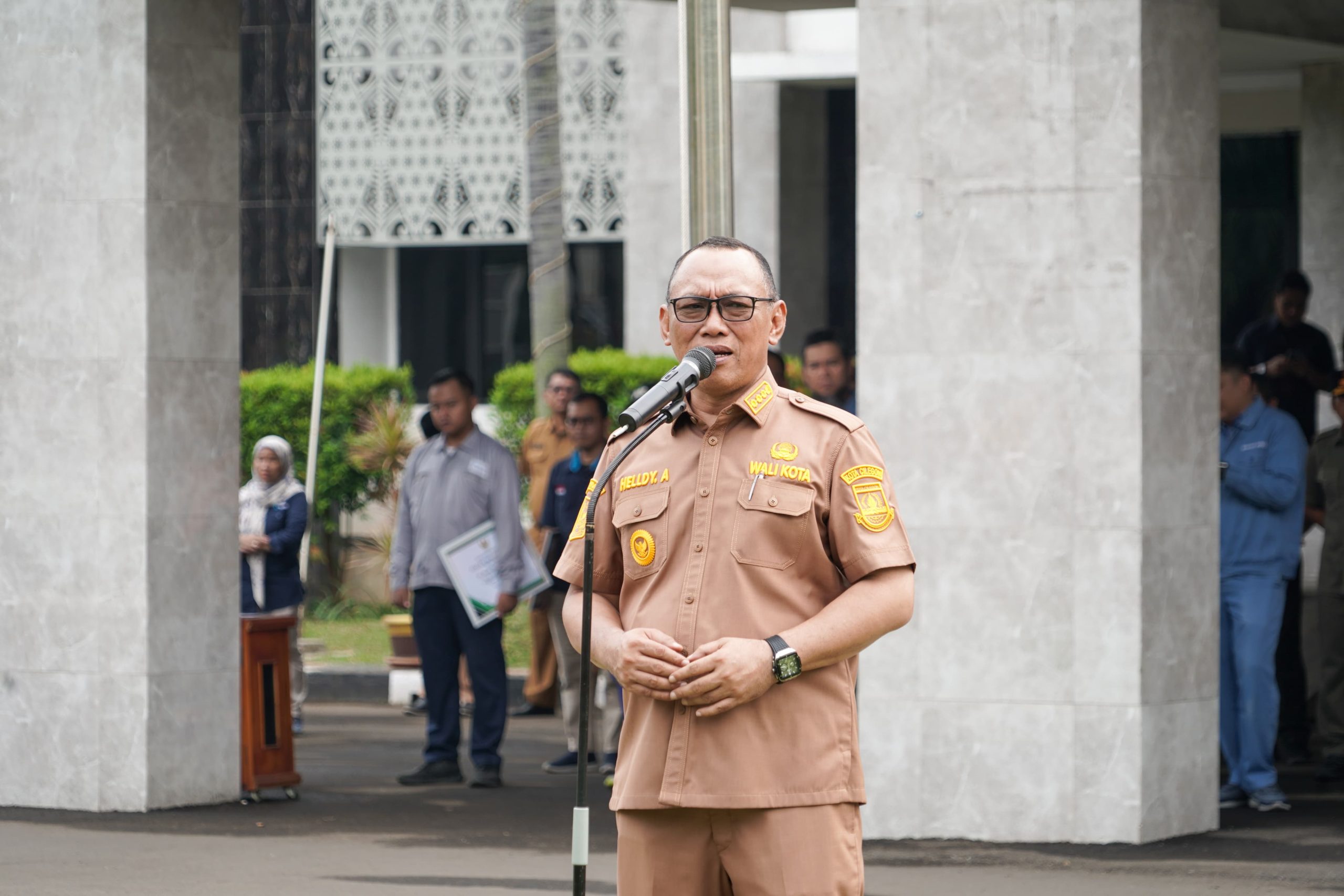 Walikota Cilegon Helldy Agustian saat memimpin apel menjelang cuti