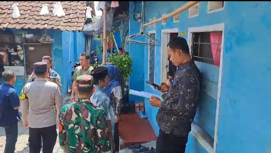 Tim gabungan saat merazia rumah kontrakan dan kamar kost di Kelurahan Ramanuju, Kecamatan Purwakarta, Kota Cilegon