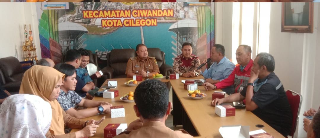 Suasana pertemuan antara Camat Ciwandan Agus Ariadi dengan kalangan industri