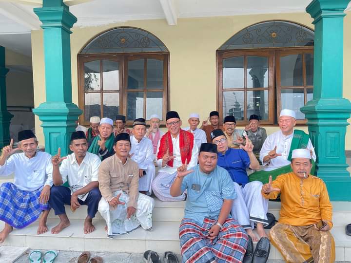 Calon Walikota Cilegon Petahana Helldy Agustian berfoto dengan pose dua jari bersama tim pemenangan dan masyarakat setempat