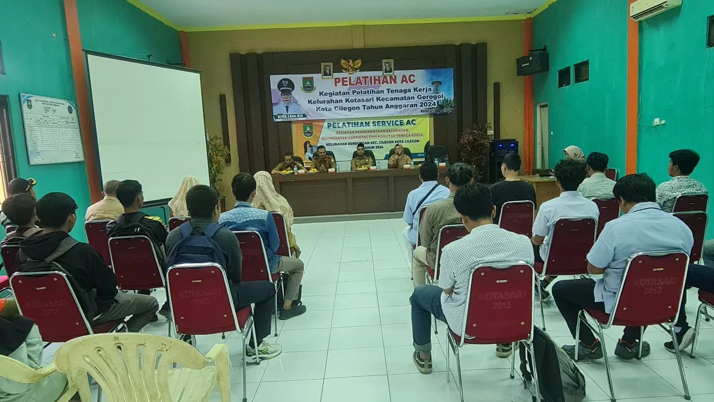 Suasana pelatihan pelatihan service AC bagi para pemuda yang berasal dari wilayah Kecamatan Gerogol